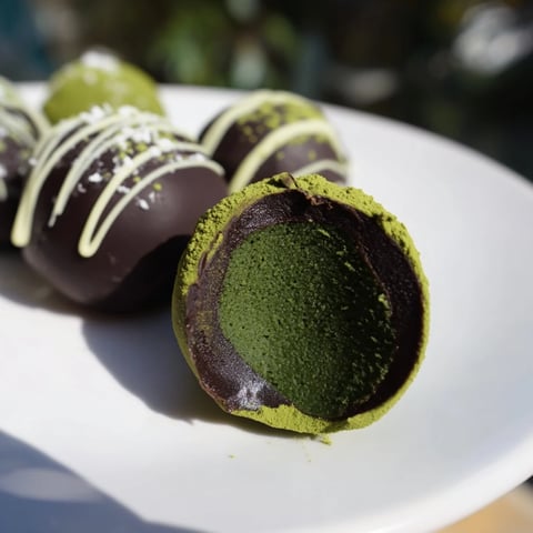 Matcha Dark Chocolate Peppermint Truffles: perfectly round, matcha-dusted truffles boasting rich dark chocolate and peppermint flavor.